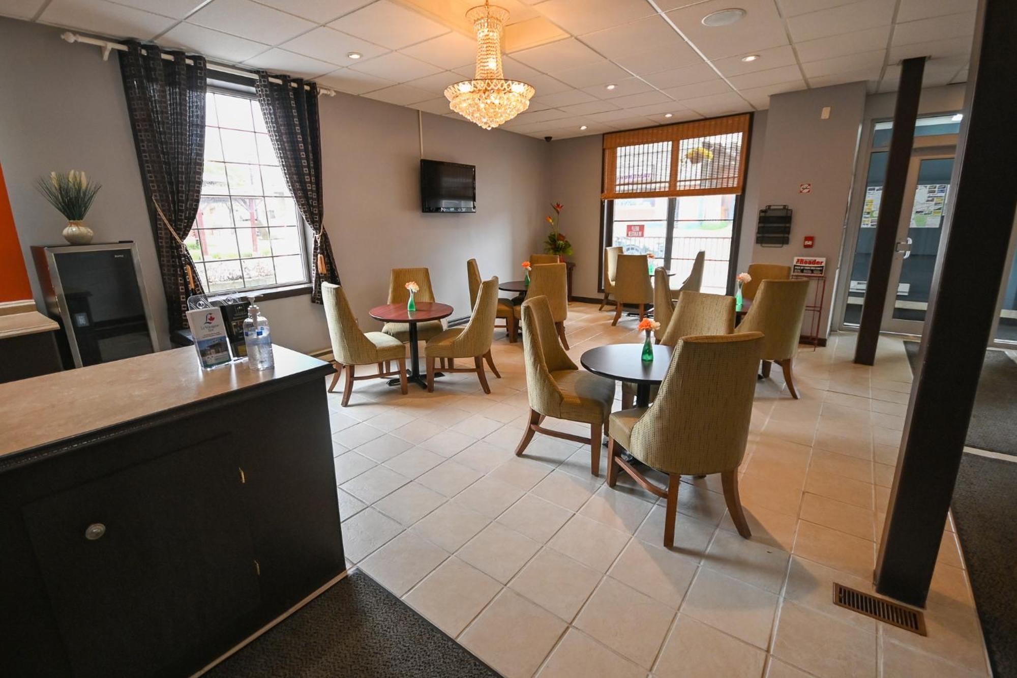 Le Voyageur Inn Mattawa Bagian luar foto