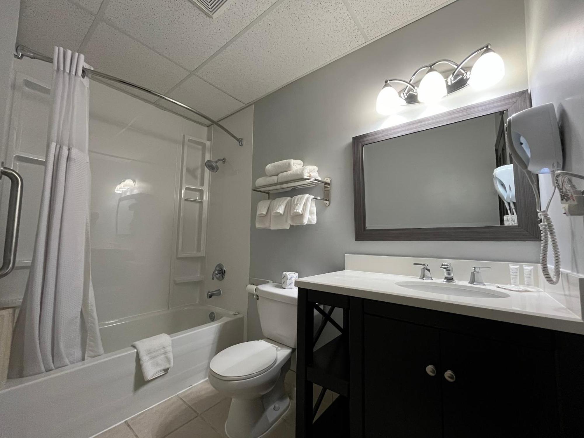 Le Voyageur Inn Mattawa Bagian luar foto